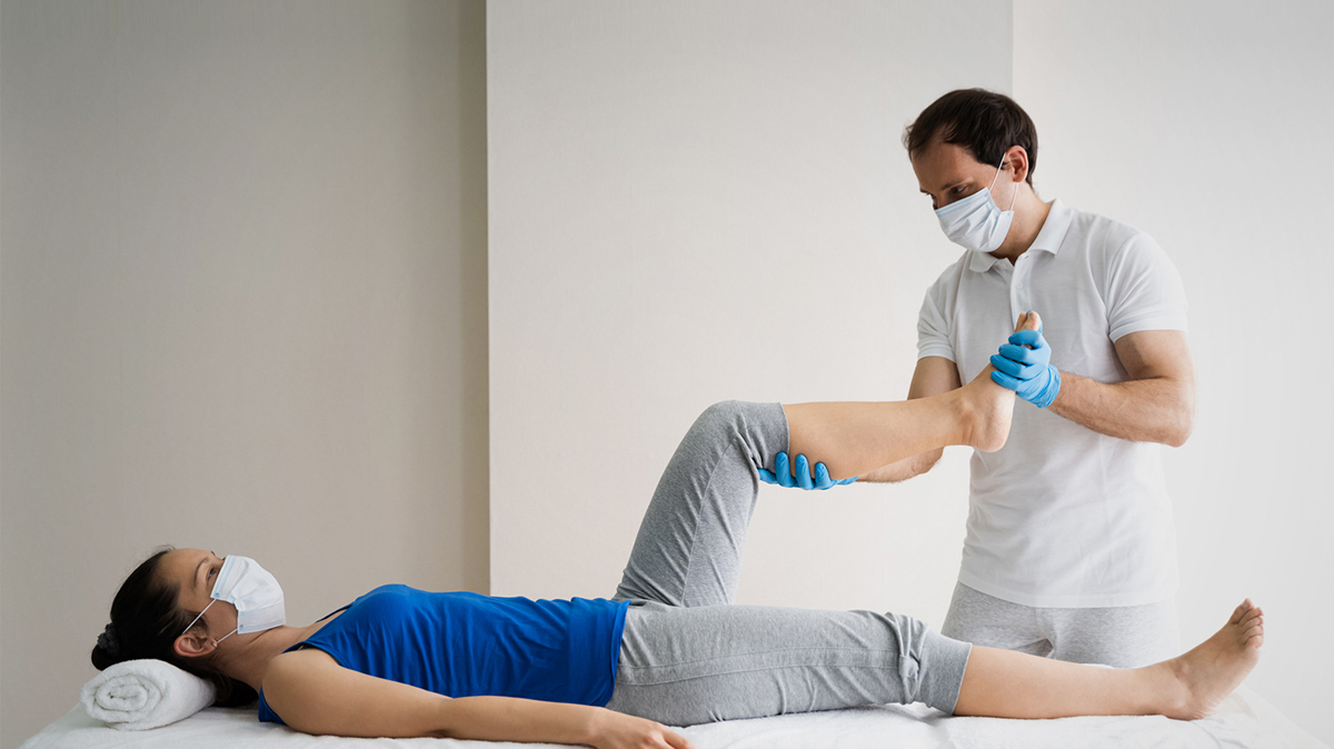 Fisioterapeuta atiende a paciente
